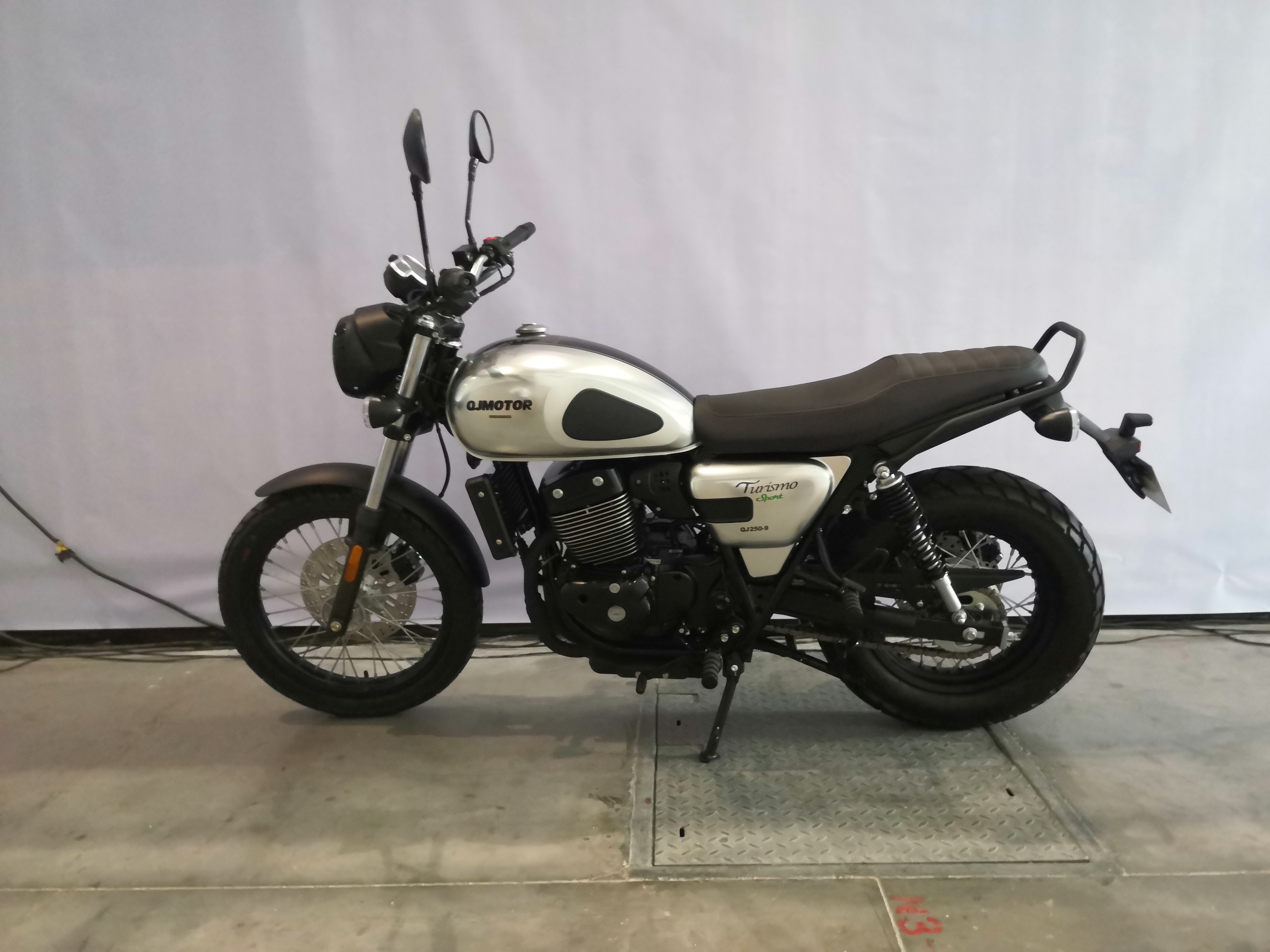 qjmotor逸250复古摩托测评,逸250深度测评