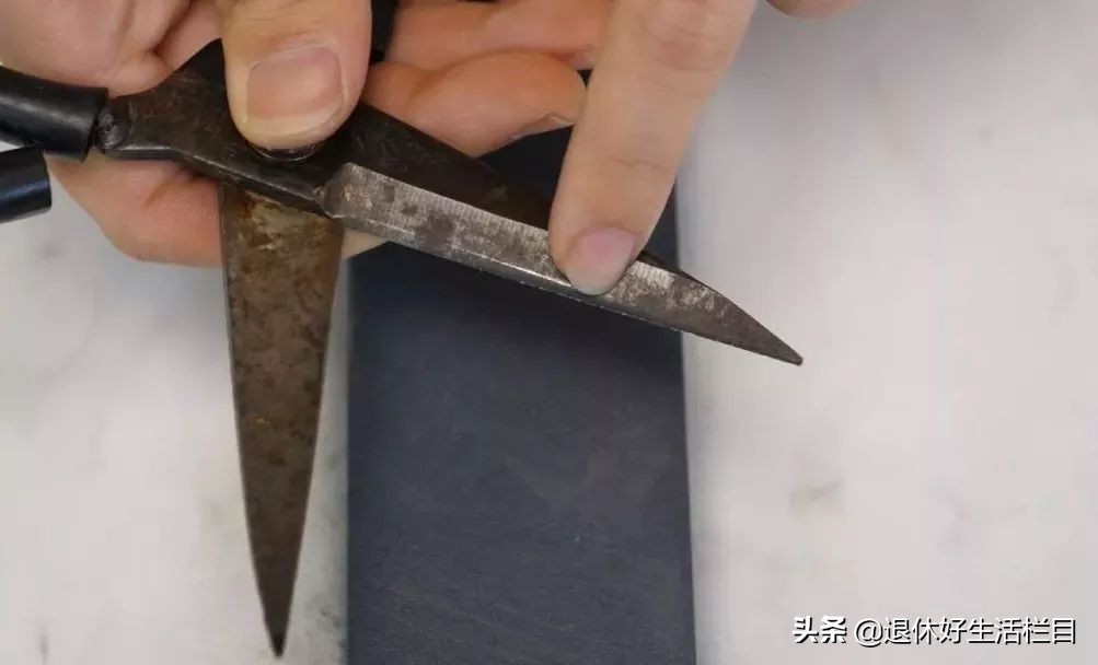 剪刀钝了怎么办简单又方便,剪刀变钝了怎么让它恢复