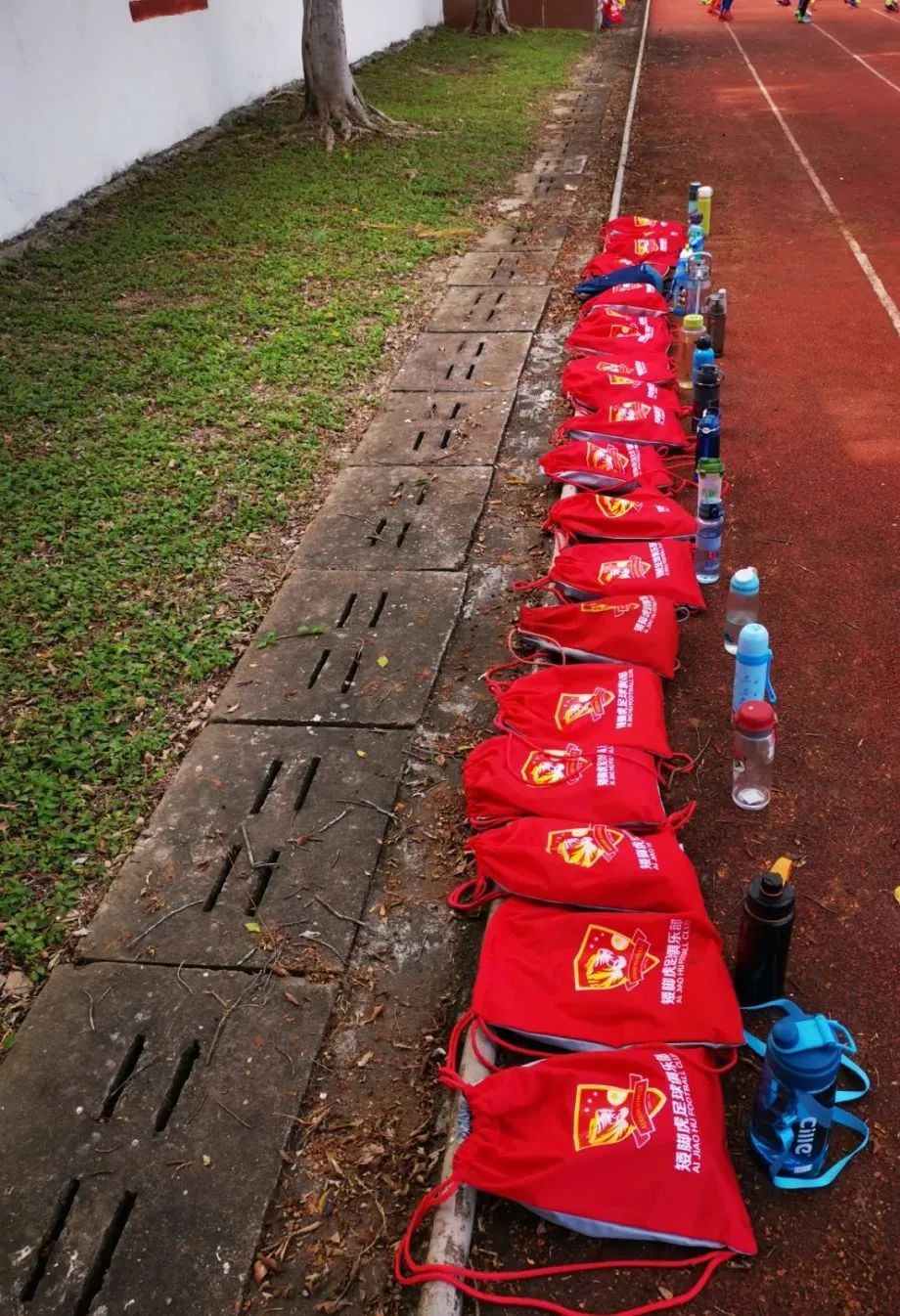 一堂有活力的足球训练课,感受一下足球带给我们的魅力