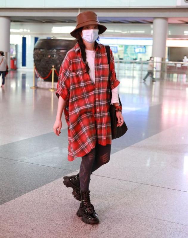 舒淇穿深v上衣穿搭,舒淇穿搭缎面西装