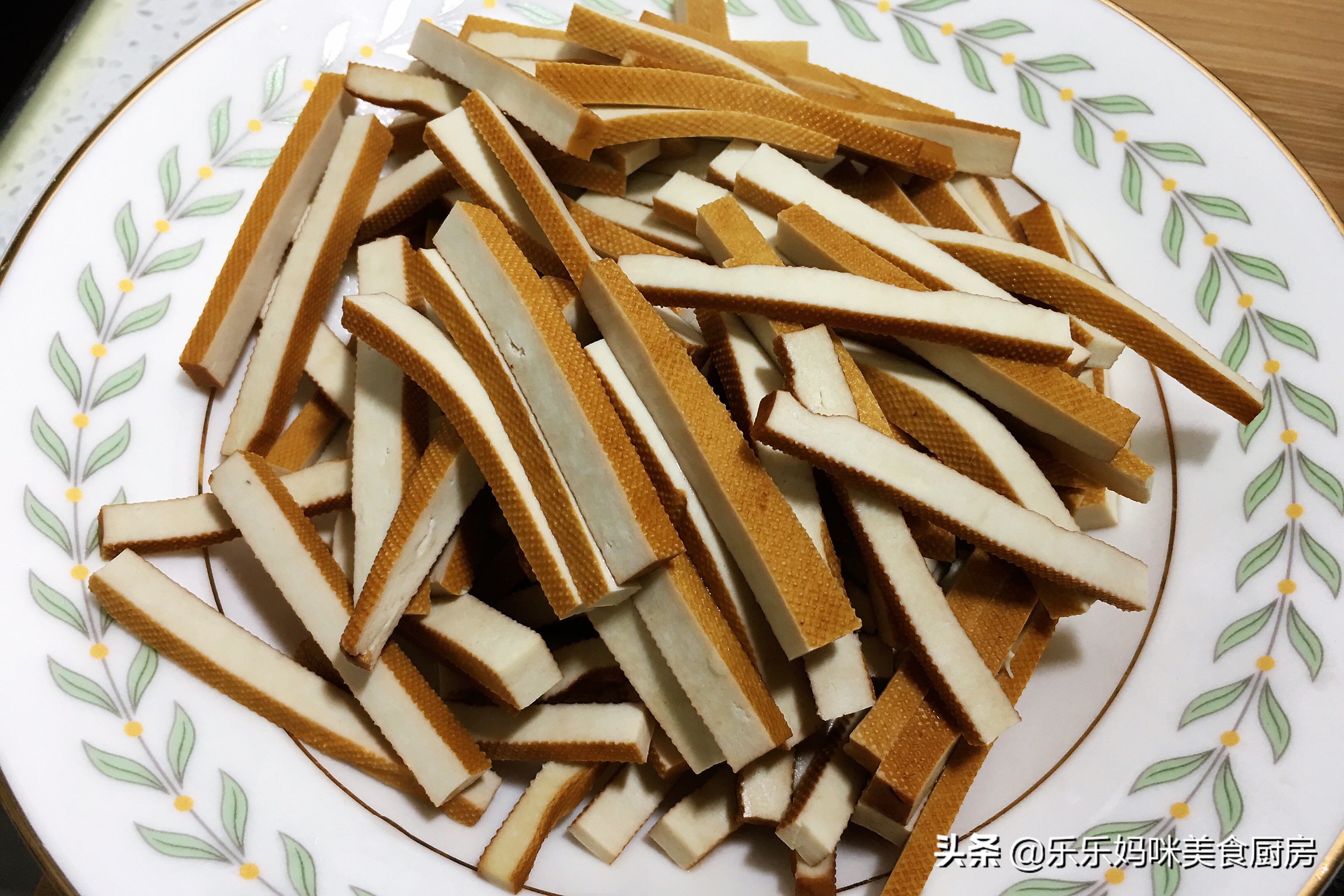 炒豆干放姜,炒豆干怎么炒才不发黑又好吃