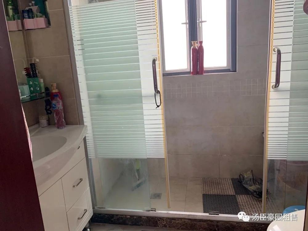 张江汤臣豪园四期新出精装修三房,业主自住保养不错,诚售1800W