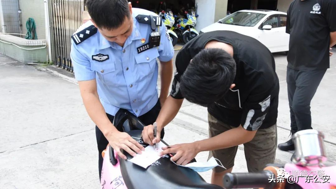 鬼火摩托车炸街民警精准打击,鬼火摩托车深夜炸街