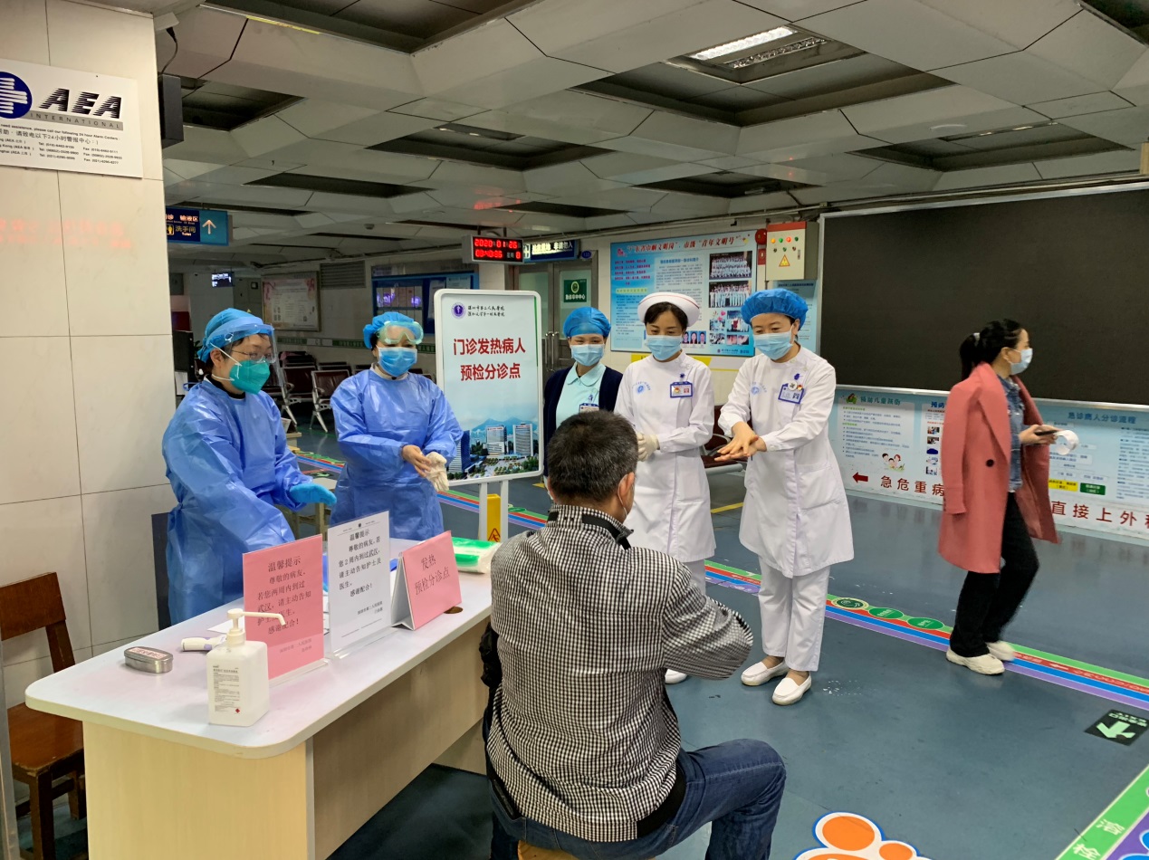 疫情防控期间党旗飘扬,抗击疫情党旗飘飘党徽闪亮