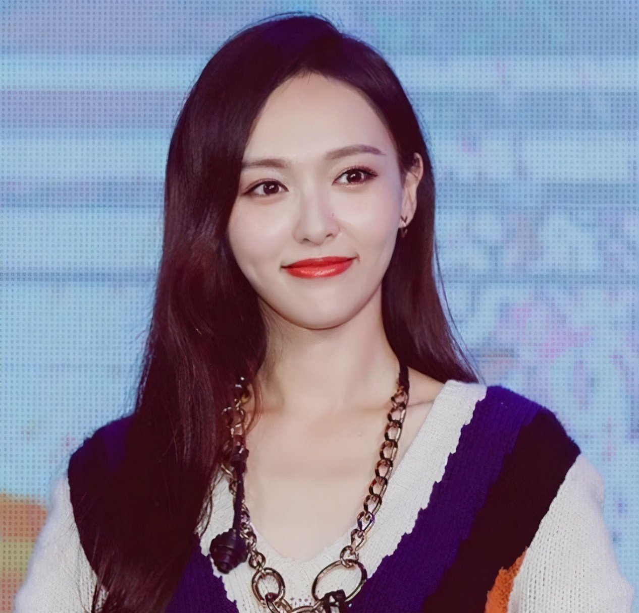 脸圆的女生适合什么发型中分,脸大的妹子适合的中分的发型