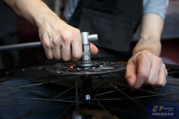 如何自己动手更换自行车轮胎,轮胎教程视频大全