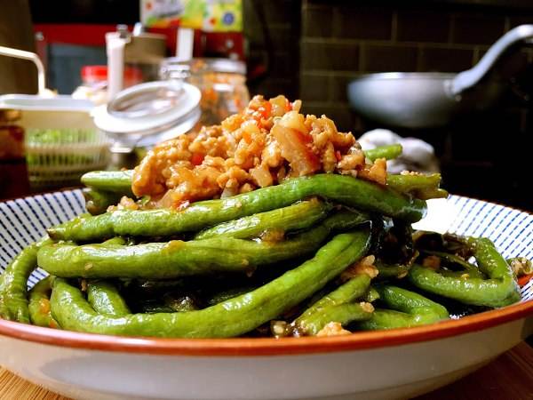 吃没煮熟的豆角一定会中毒吗,豆角不煮熟会中毒吗