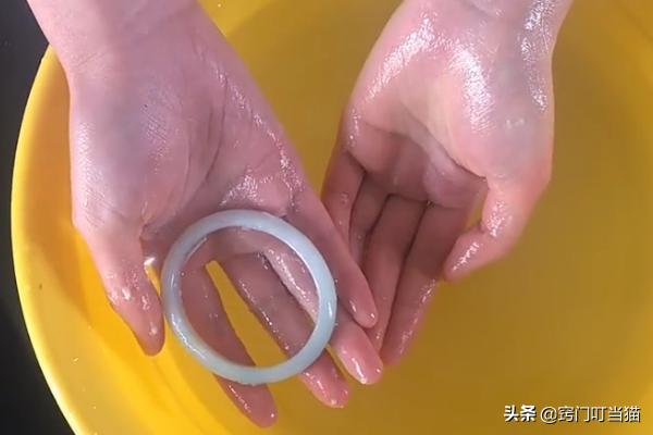 玉手镯取下来戴不上怎么戴上去,玉手镯拿不下来的小妙招自己取