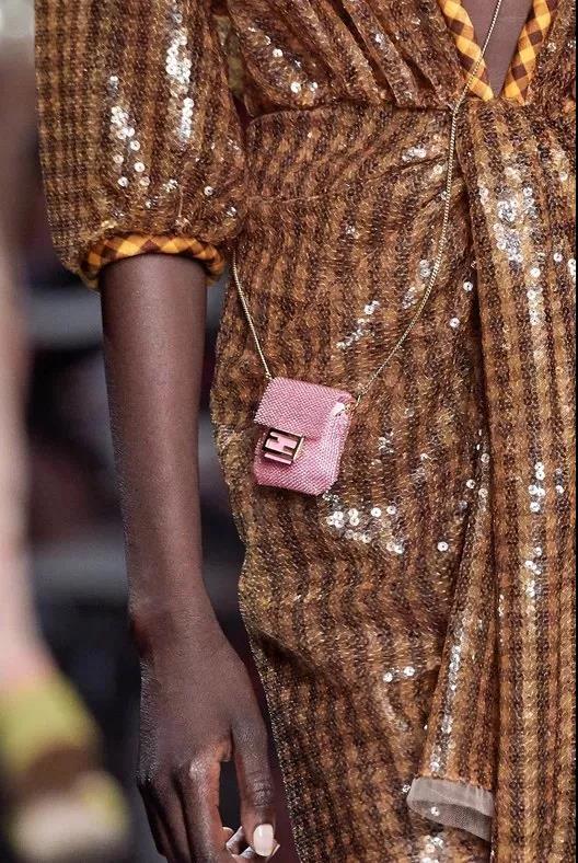 大饰所趋？不，现在时尚圈流行迷你套，连李佳琦都带货了