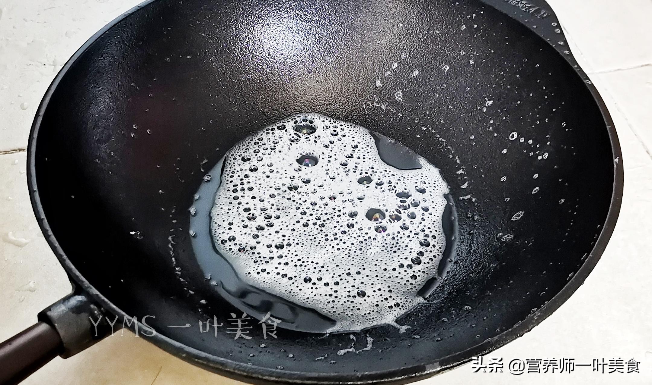不粘平底煎铁锅开锅的正确方法,铁锅如何煎鱼不破皮视频