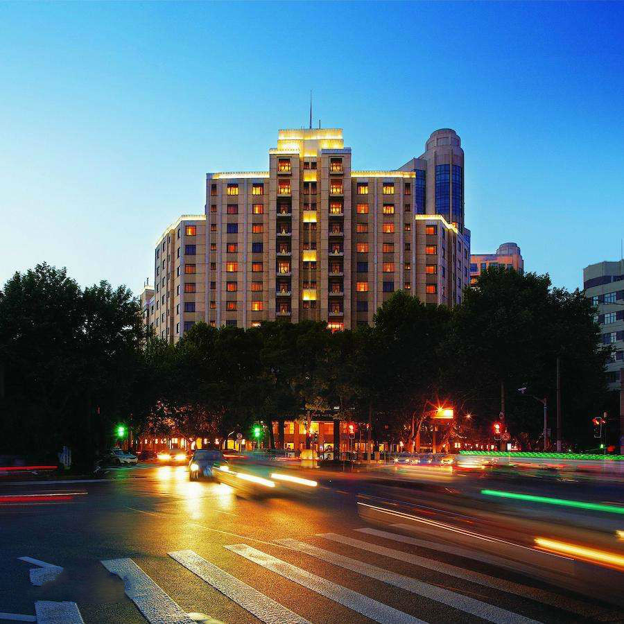 宴会上，国宝九龙杯失窃，周恩来只用一招，让外宾主动上交