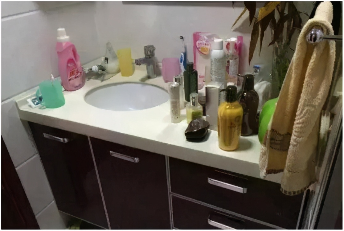 别再往墙上打孔了！现在流行“液体钉”，墙壁0伤害，比电焊结实