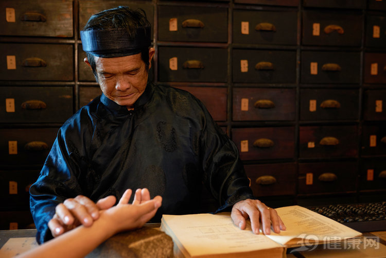 老中医把脉看病是怎样做到的,把脉入门教学自己给自己号脉