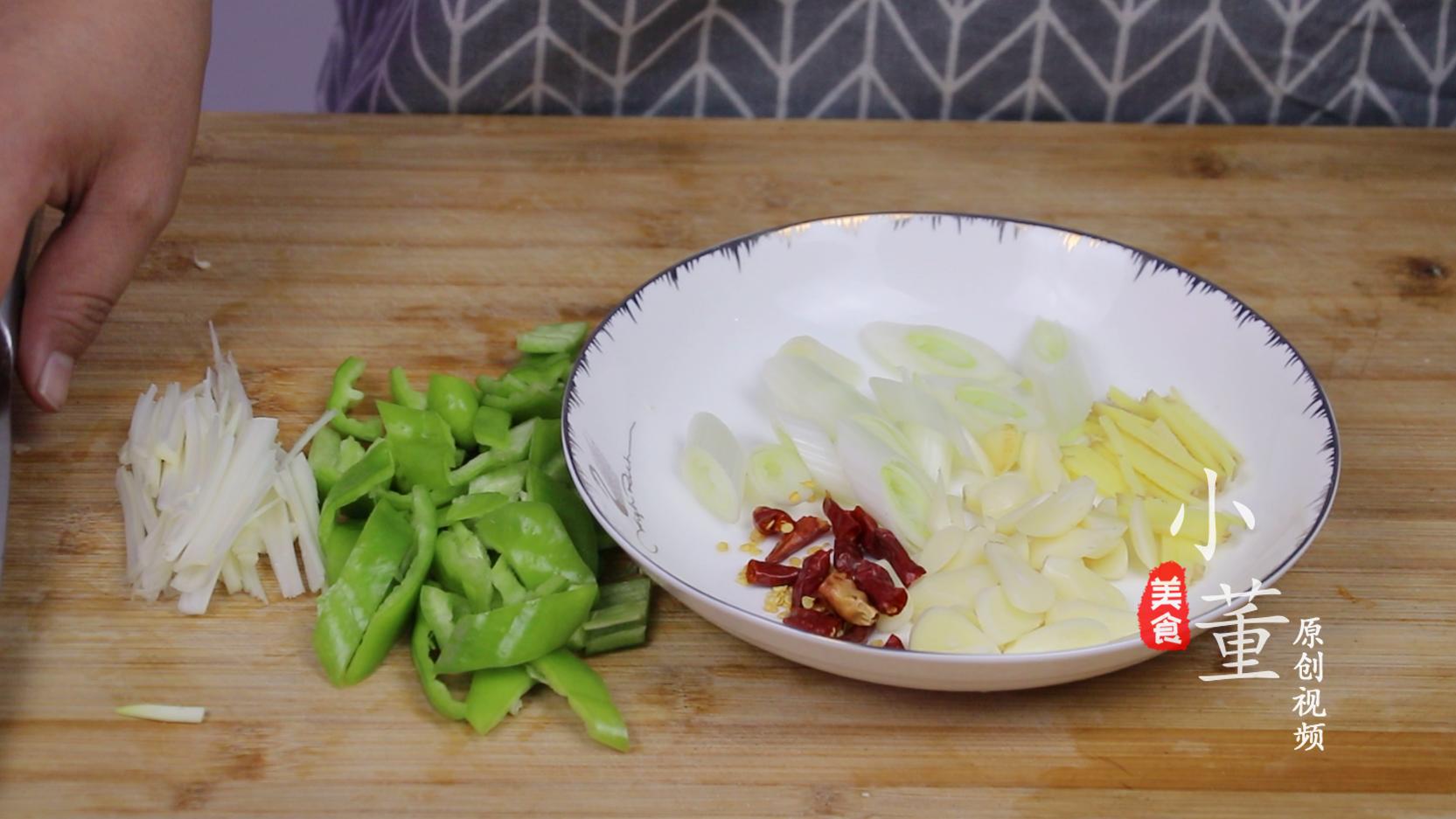 爆炒虾尾家常做法小视频,没有啤酒芹菜虾尾爆炒的做法