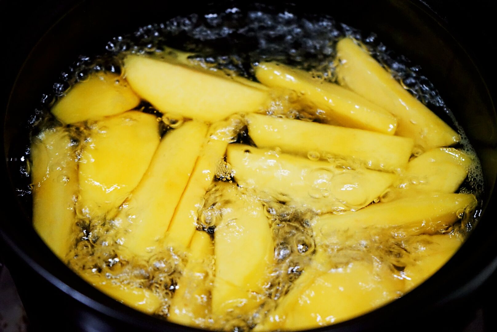 黄桃成熟了摘下来做个黄桃罐头,黄桃丰收