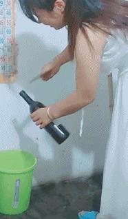 遛狗搞笑图片把主人鞋都追掉,遛狗被猫砸中