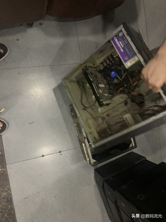 朋友网吧突然倒闭了，一些会员开始算计了，这种事我真做不出来