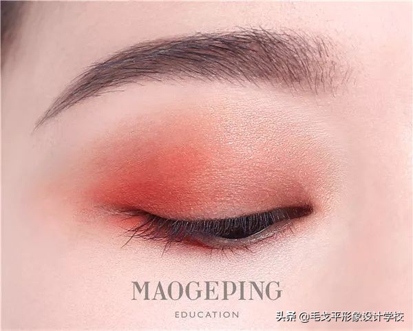 怎么画眼妆才不显脏,想学画眼妆今年最流行的眼妆