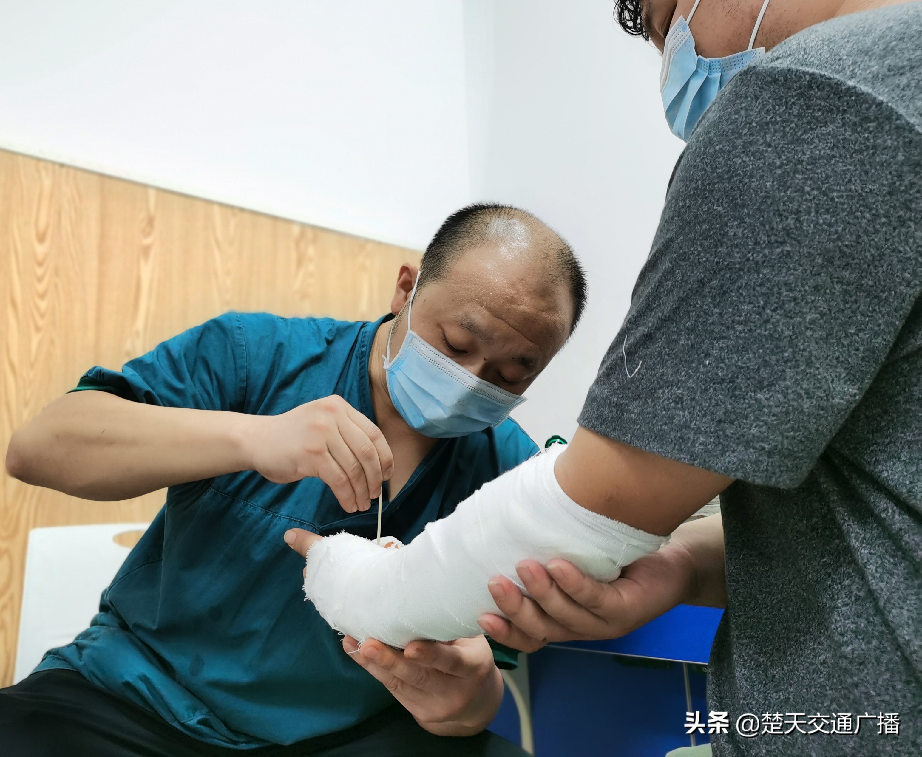 剪刀刺伤手臂四针的案件,手指被刀划到肌腱断裂有什么影响