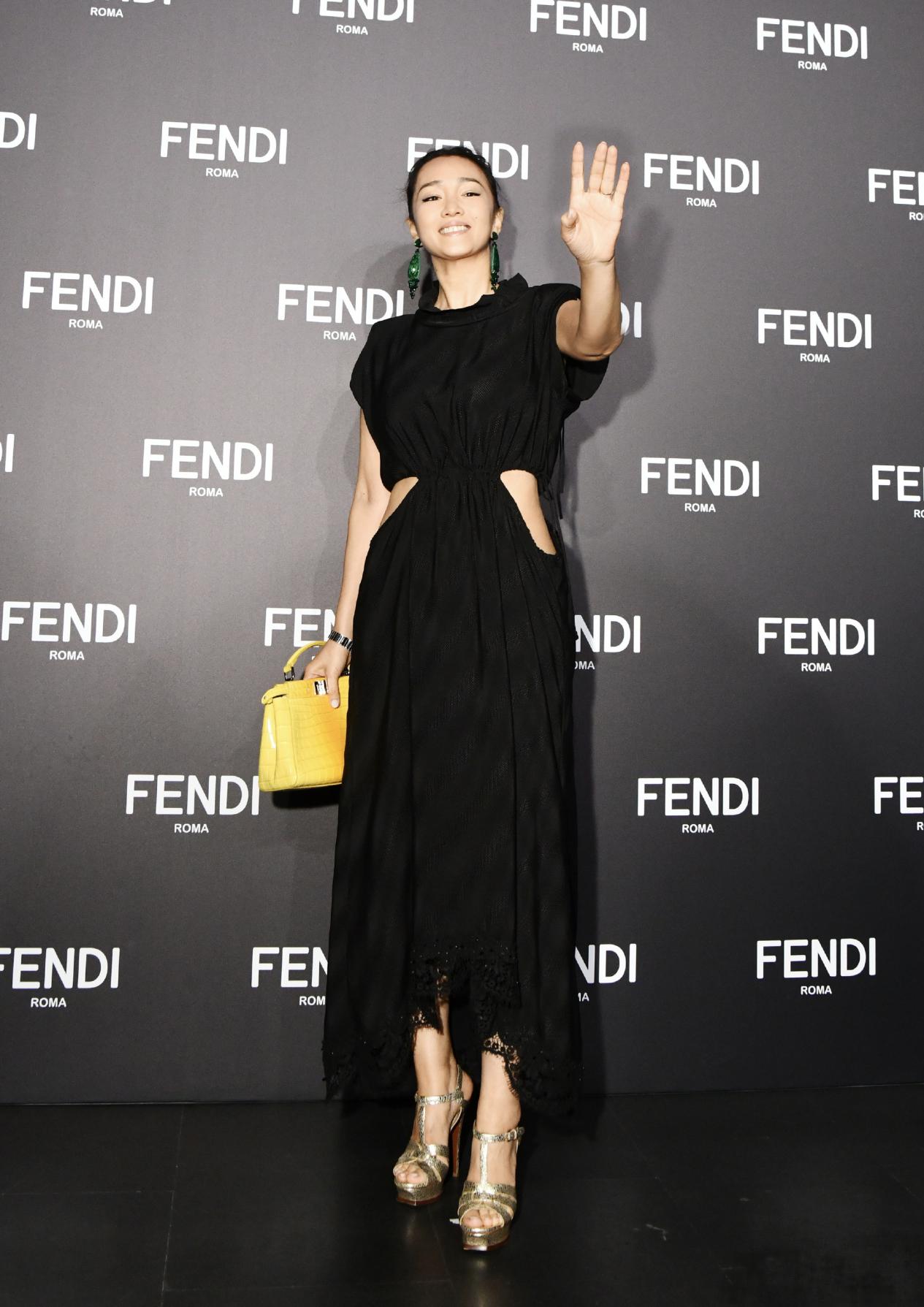 53岁巩俐一身长裙优雅现身红毯,巩俐露腰照