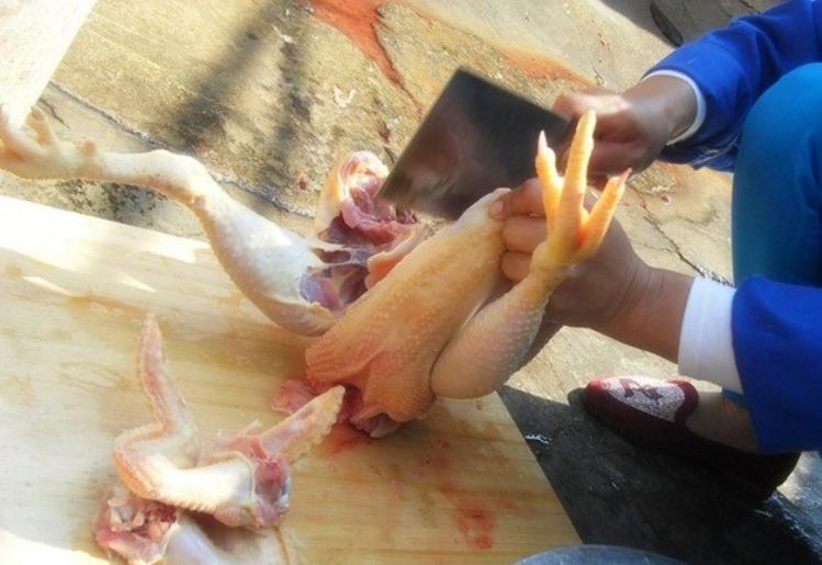 宰鸡时鸡身上的毛根部怎么去掉,鸡肚子里有一包水能不能吃