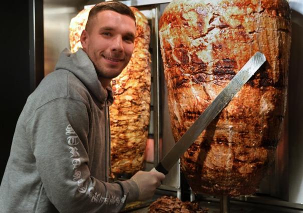 你想不到的球星副业：C罗植发店，恶汉包鱼塘，枪手名宿拯救地球