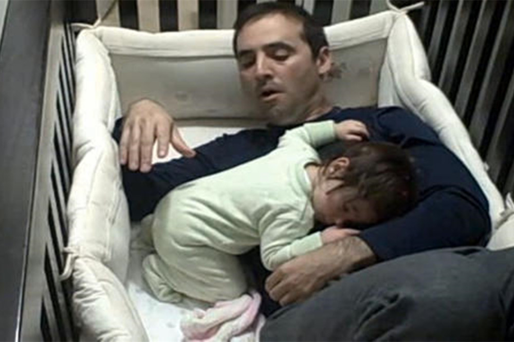 为什么小孩很困还是不愿意睡觉,为什么孩子很困了就是不睡又要玩