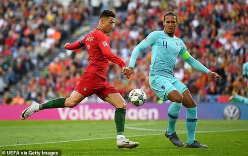 乔治娜穿c罗球衣,乔治娜c罗出席穿高跟鞋