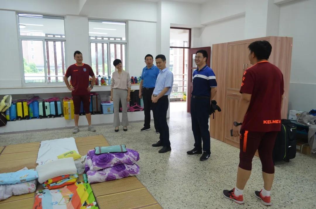 连云港初中封闭式训练营,连云港成人足球训练营招生报名