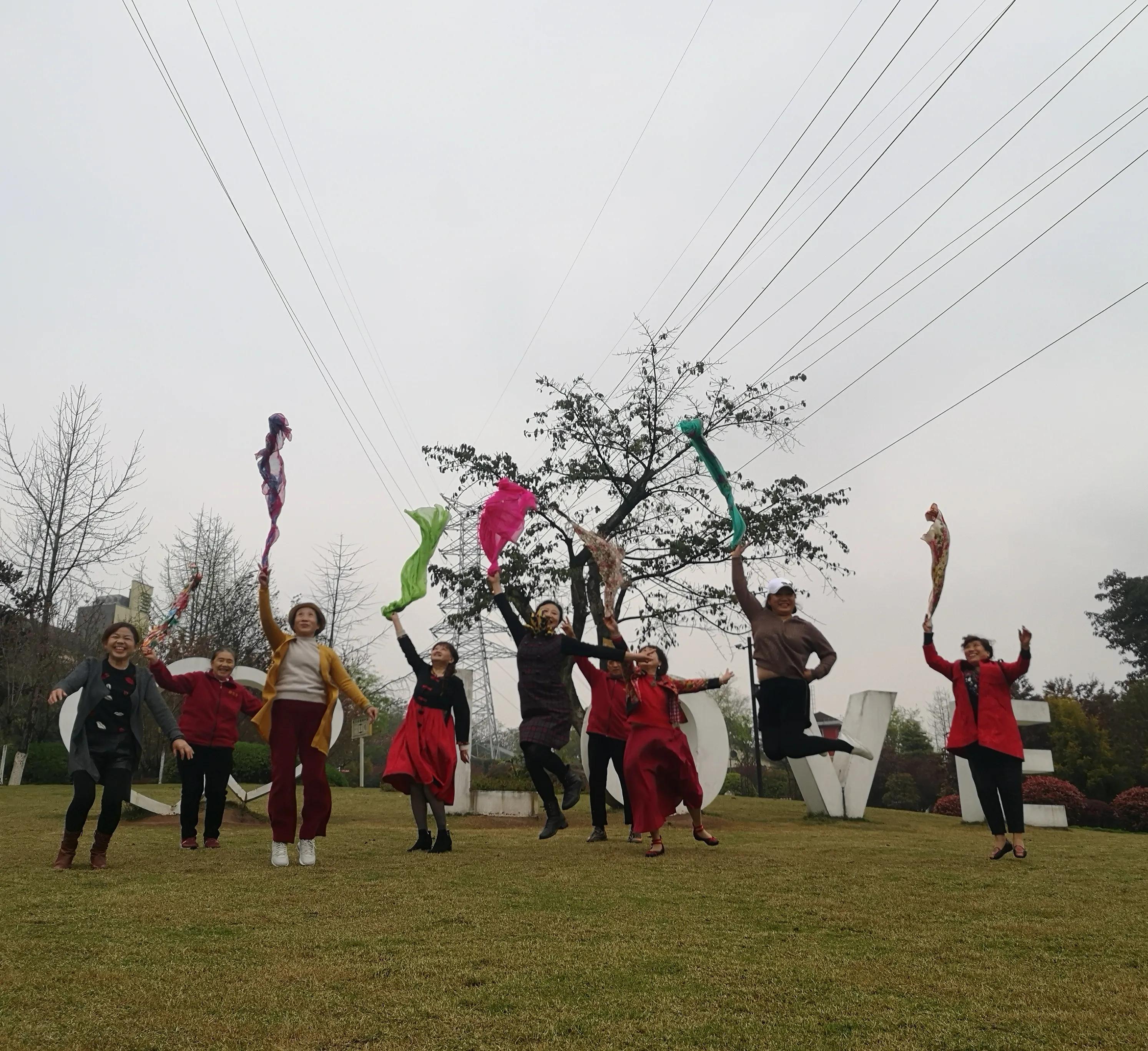 春游和姐妹踏青,春游踏青姐妹拍照