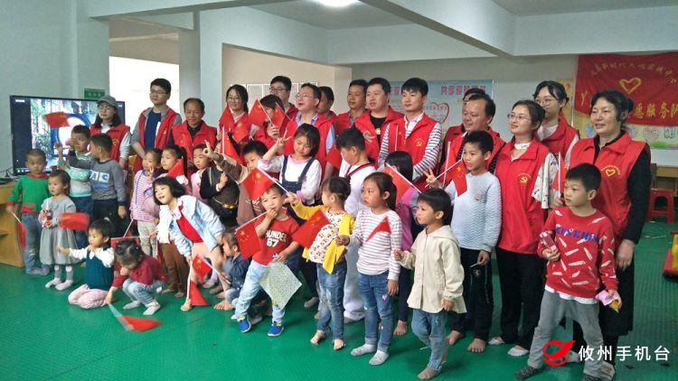 丫江桥镇：贺卡为媒 　为留守孩子与父母架起“连心桥”