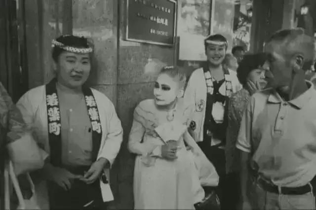 日本最著名站街女：拉客到74岁，等着一个永远等不到的客人…