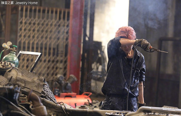 鹿晗关晓彤官宣戴的手表,鹿晗和关晓彤同款项链