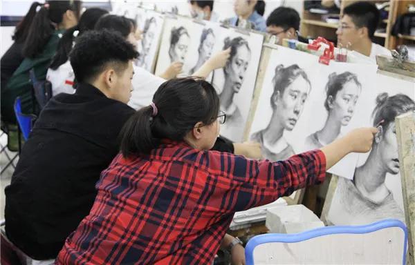 美术考生的心酸艺考之路,美术生该不该知晓艺考过程