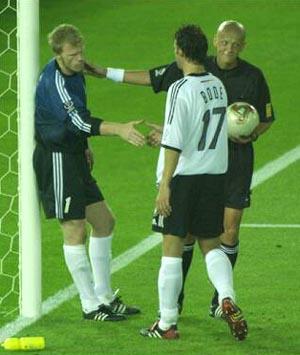 最公平的足球裁判科里纳,世界足球裁判科里纳暖心时刻