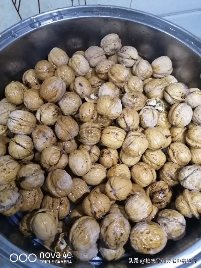 核桃皮厚核桃仁剥不出来怎么办,巧剥核桃上锅蒸的妙招