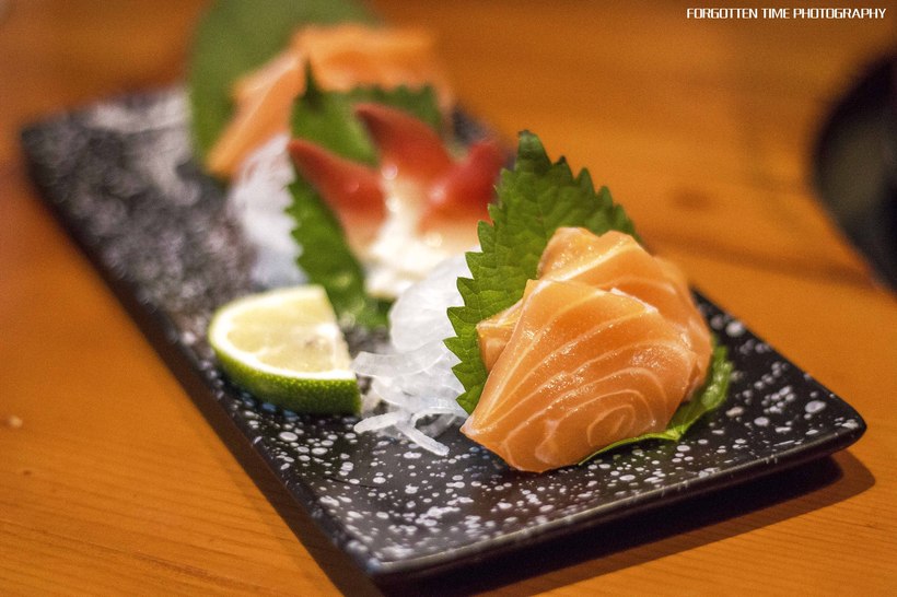 等待烤盘上的肉，就像是异地恋的情侣，看得见却吃不到