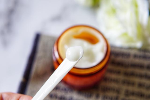 油皮夏季适合用什么面霜 (夏季好用不油的面霜推荐)