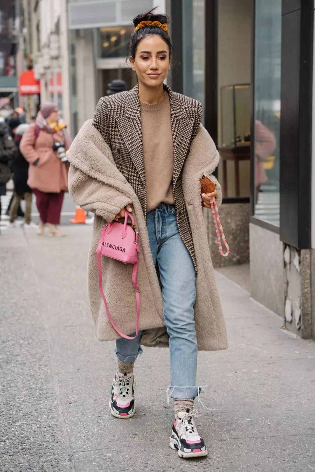 黑白格纹大衣怎么搭配好看,戴帽子黑白格纹大衣怎么搭配好看