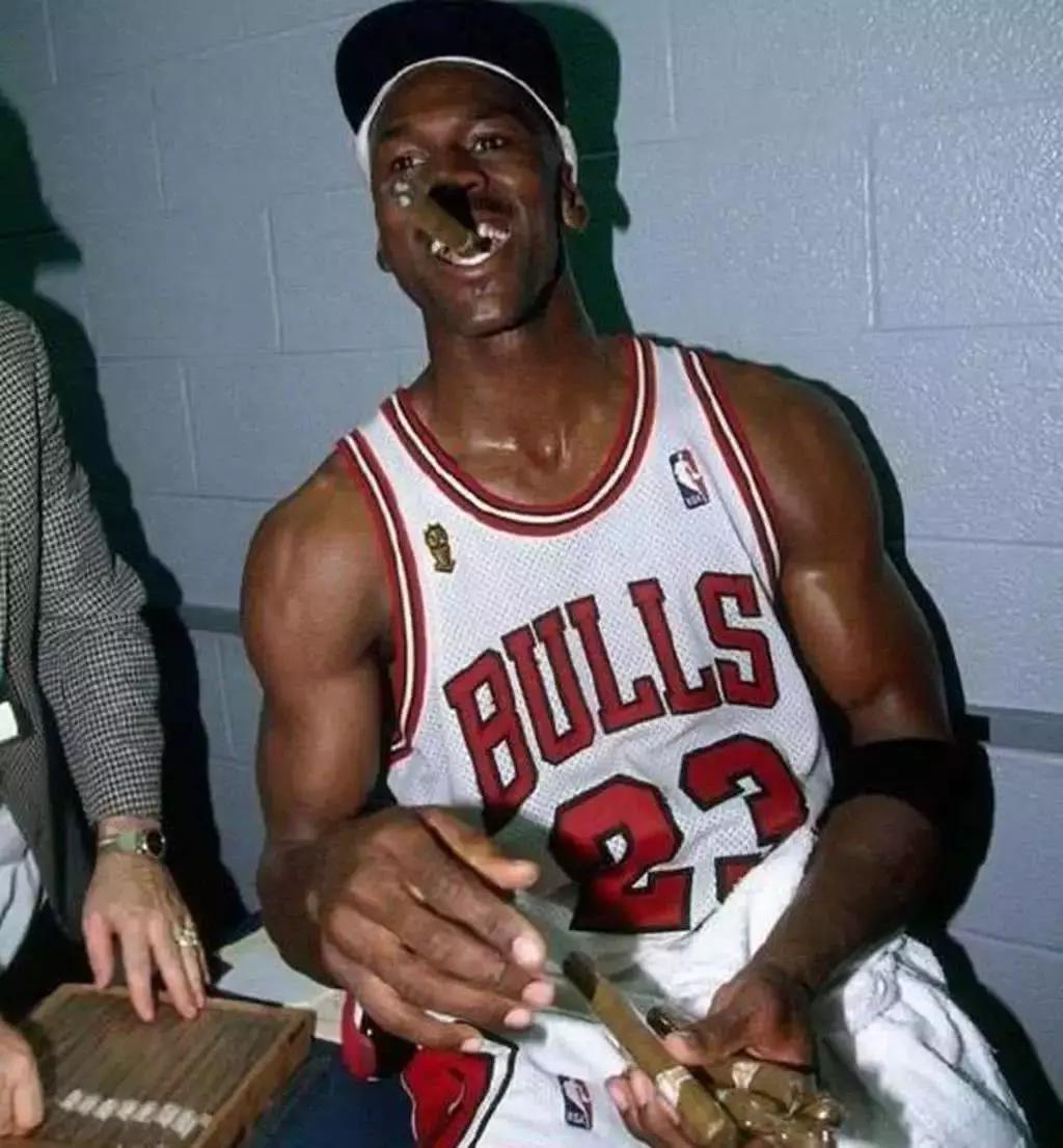 乖宝宝库里为何在夺冠后抽烟?原来,胜利雪茄的故事可大有来头