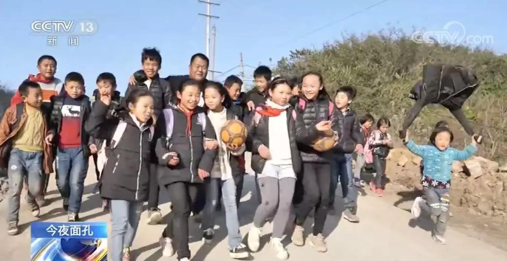 教诗歌的语文老师，带出了一支足球队！还整挺好