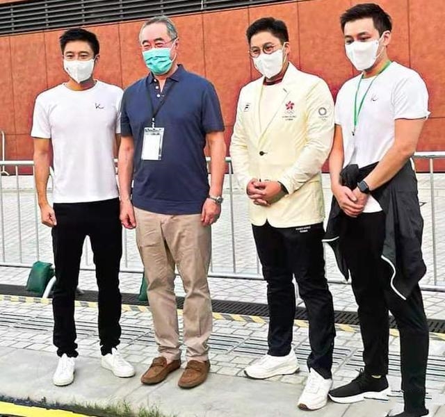 郭晶晶小叔子出席活动，穿蓝西装搭配小白鞋，被网友吐槽颜色不搭