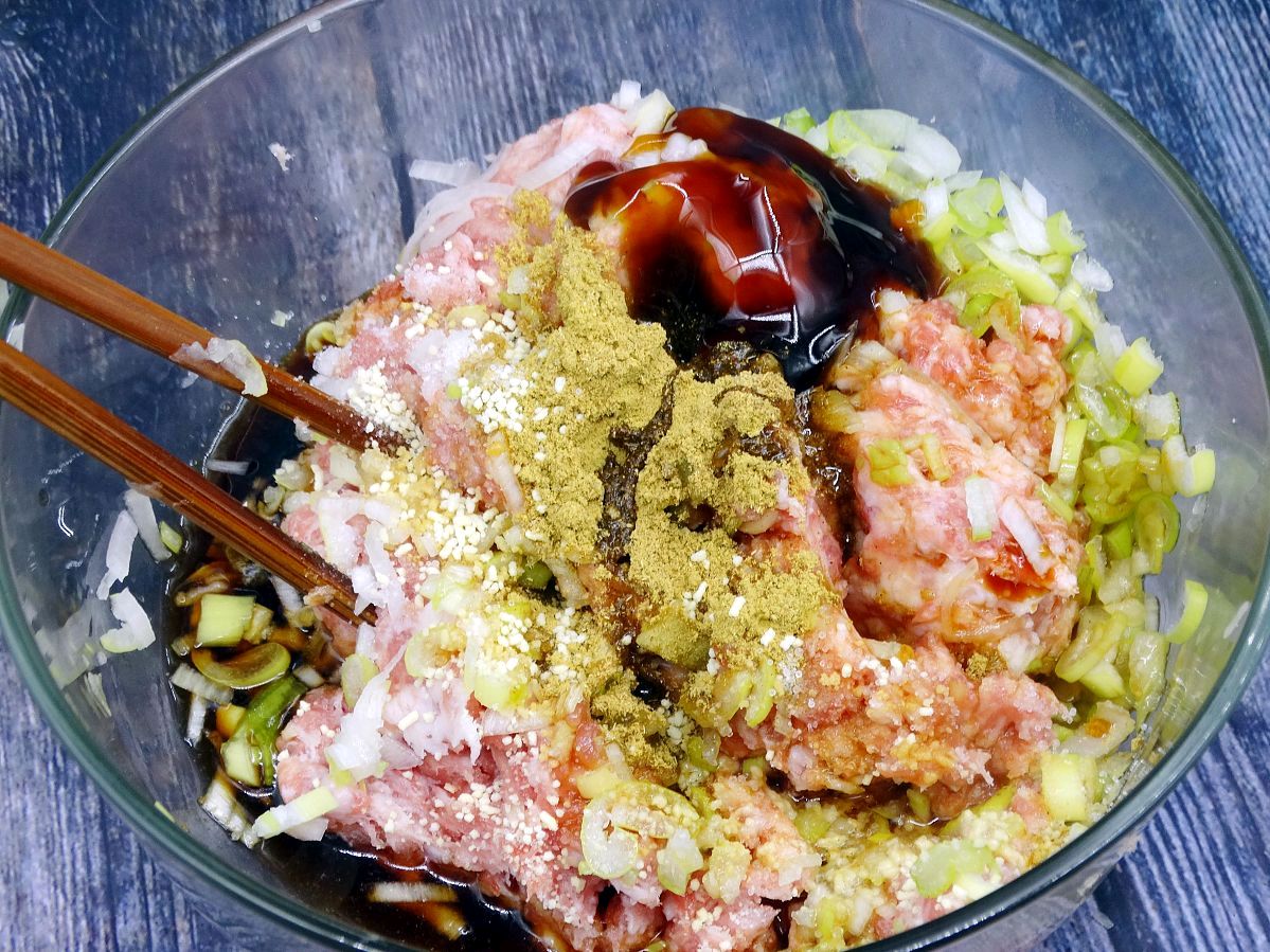 饺子馅调的太稀了可以放点泡面吗,白菜饺子馅太稀了有什么补救办法