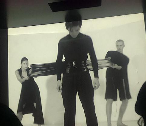 易烊千玺穿睡衣开演唱会六周年,易烊千玺红与白舞台白衣跳舞