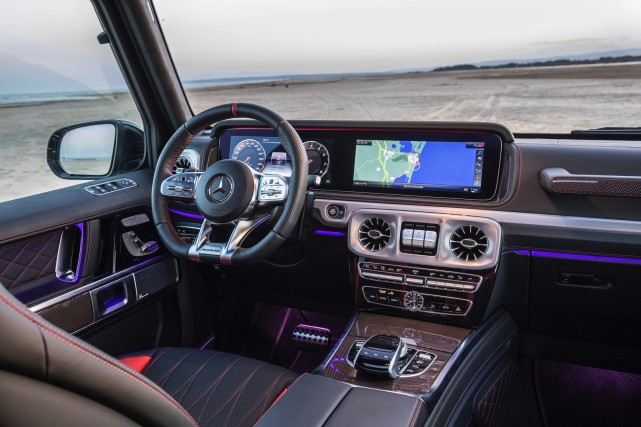 赛博坦克300和奔驰g500,奔驰g500中规最新落地多少钱