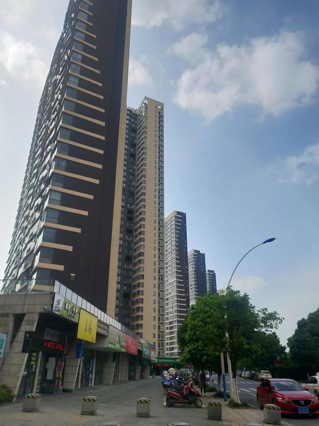 均价超1.3万!交付5年品质上神坛!九江红盘业主放言:环境没得挑