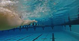 仰泳游偏了怎么办仰泳总是向下沉,仰泳怎样才不会游歪了