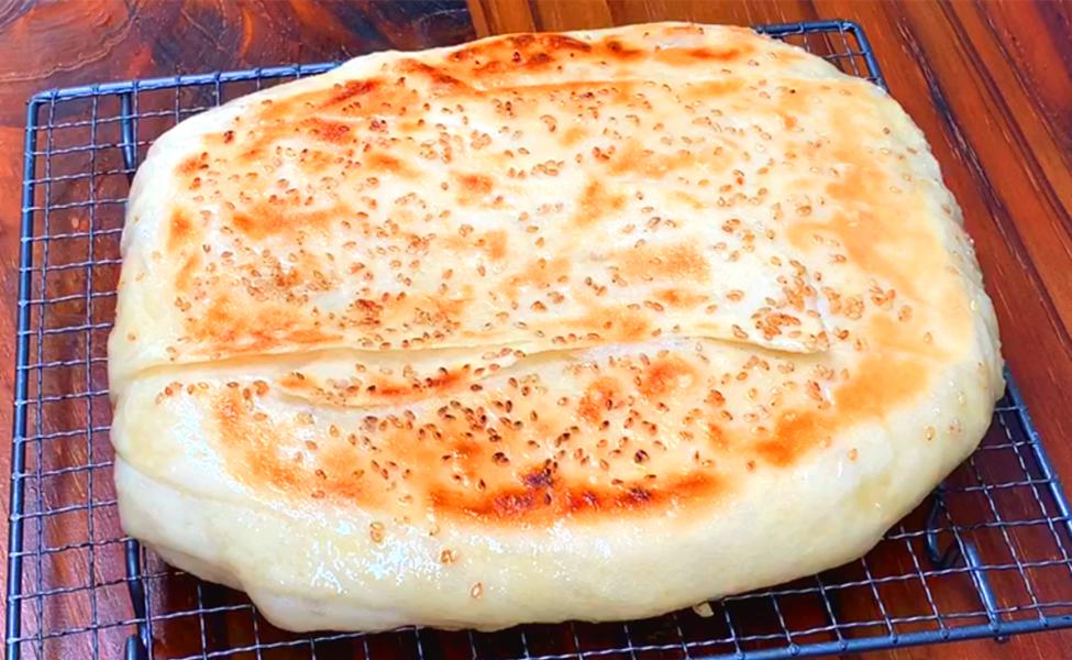 烙饼时，直接烙是大错特错，多加这一步，饼柔软起层，凉了也不硬