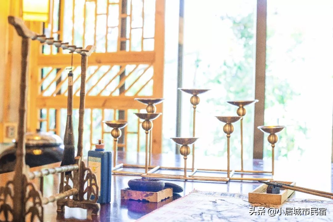 组队去火爆的玻璃屋民宿，星空下围炉火锅烧烤，唱k麻将，放烟花