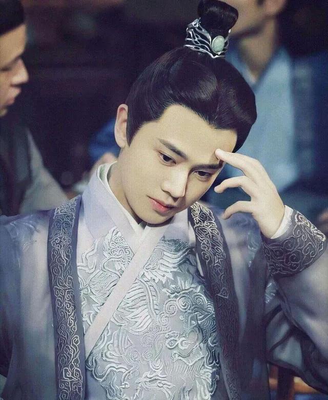 厚刘海遮挡脸型,厚刘海遮住眼睛